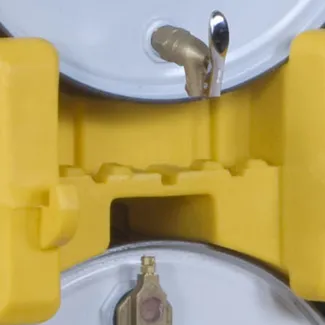 Das Stapelmodul fasst zwei zusätzliche Fässer gelb